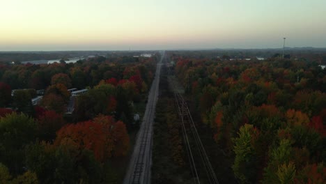 Vía-Matutina-Sobre-Un-Ferrocarril-En-Otoño