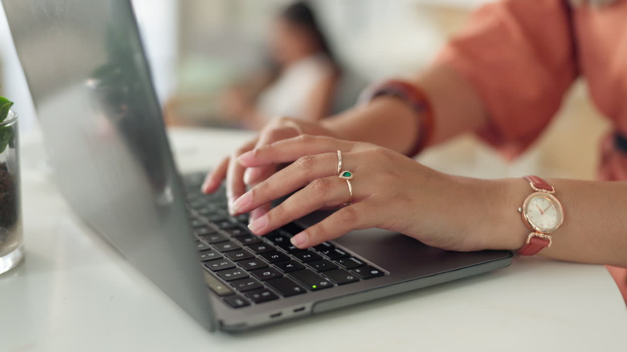 mujer trabajando en una computadora portátil