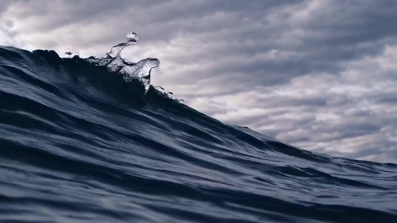 Primo piano di scure onde oceaniche sotto un cielo nuvoloso