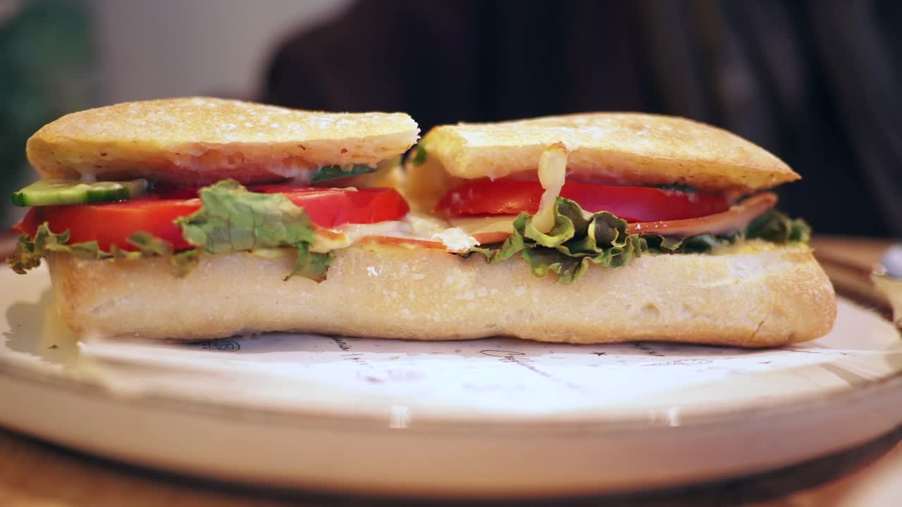 persona comiendo un sándwich