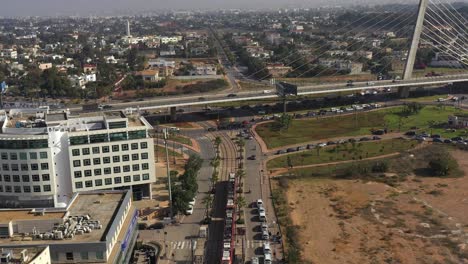 Straßenbahn-In-Casablanca-Mit-Blick-Auf-Die-Schrägseilbrücke-Sidi-Maarouf