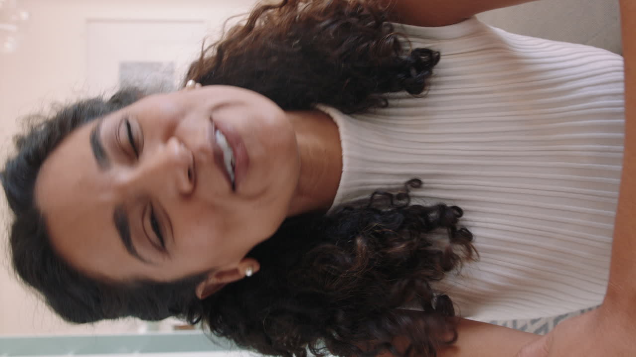 retrato mujer hermosa video chateando agitando la mano mostrando un peinado elegante compartiendo conexión disfrutando del chat en línea gestando adiós orientación vertical