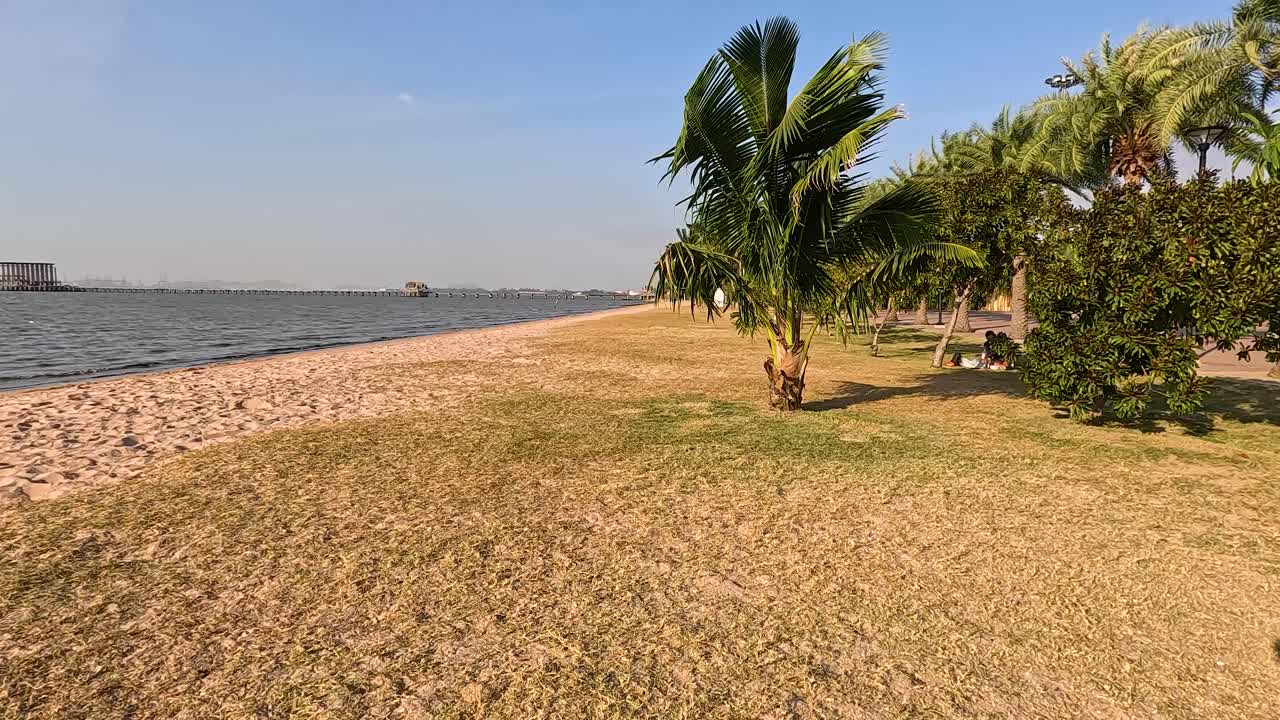 un paseo pacífico por la playa de arena de pattaya