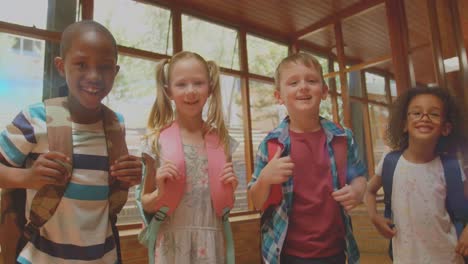 animación de luz brillante sobre sonrientes niños de escuela diversos en el aula