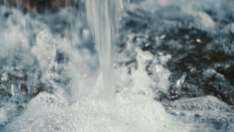 agua cayendo con espuma, ultra cerca, cámara lenta