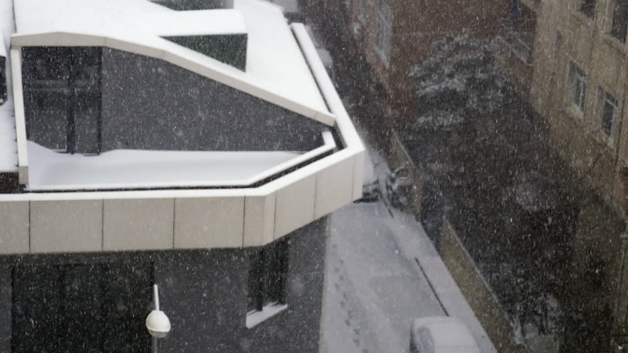 눈 인 도시 거리 풍경