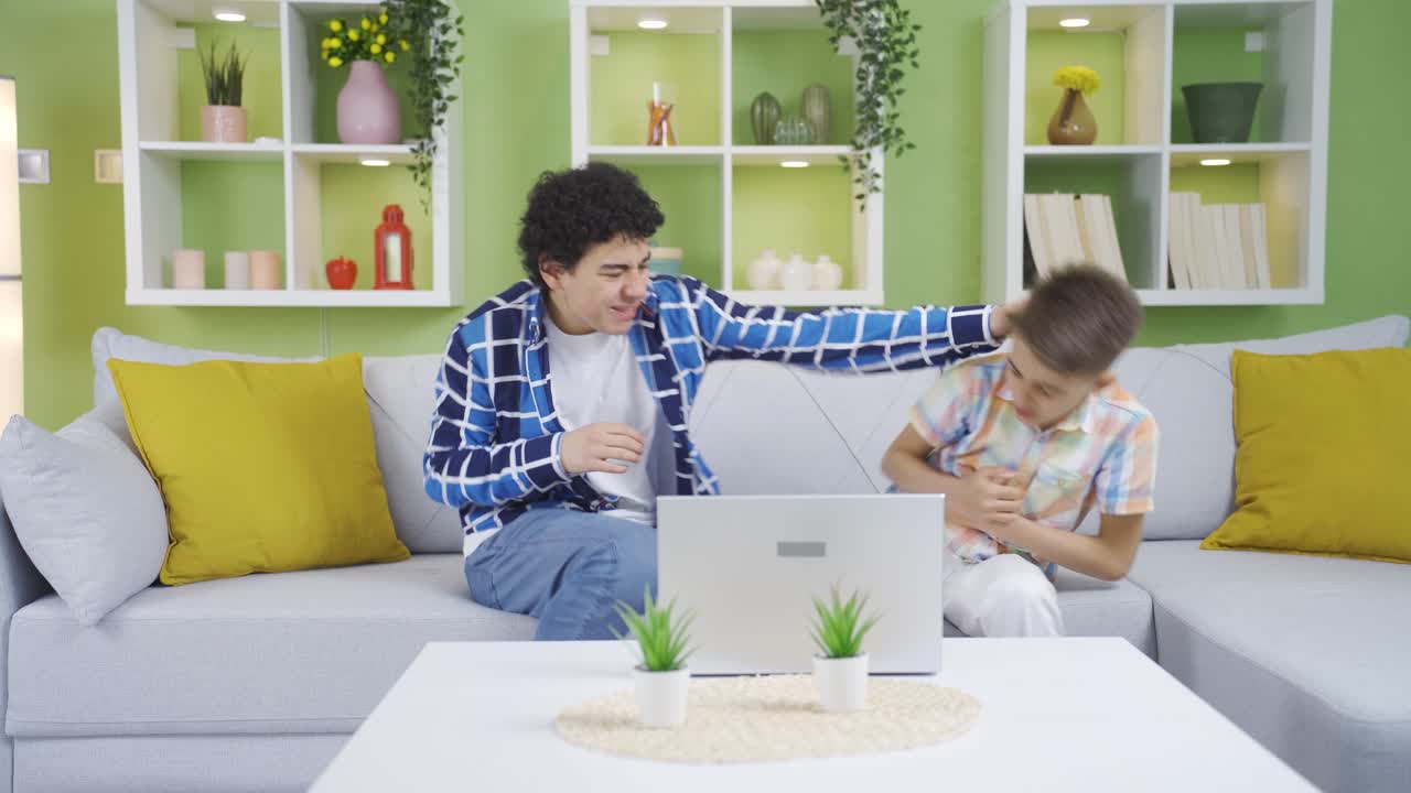 두 남동생이 악행을 하고 있다. 동생이 동생을 울게 한다.