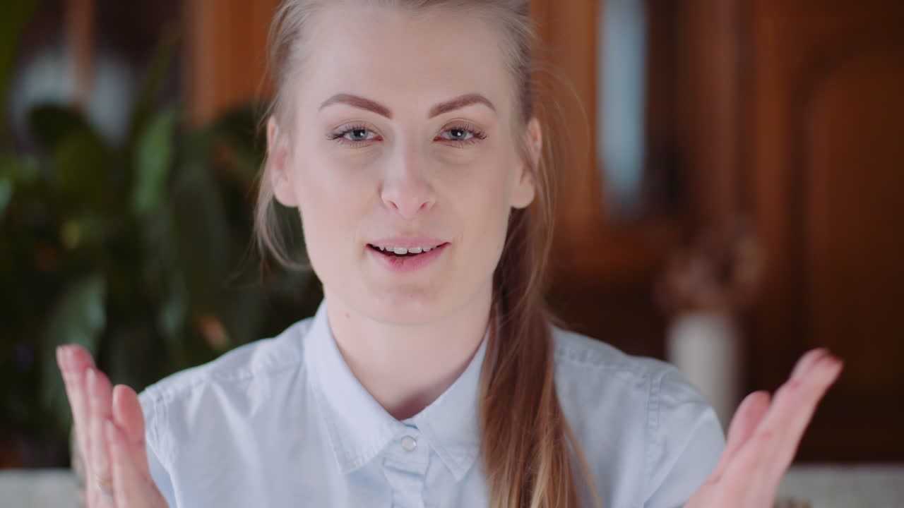 молодая женщина влоггин и улыбается в камеру 1