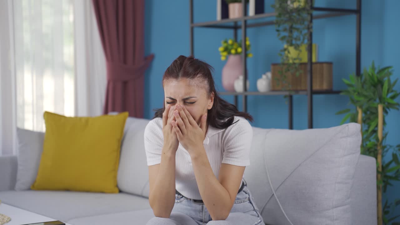 una mujer joven con un cambio de humor.