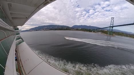 un barco de motor pasa por un crucero en el puerto de vancouver - gran ángulo