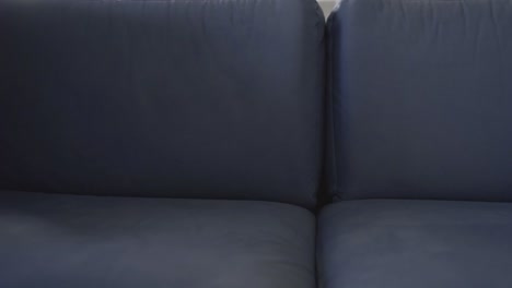 una joven y un hombre descansan satisfechos en el sofá después de mudarse a su nuevo hogar