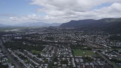 Ciudad-De-Cairns-Con-Pintorescas-Montañas-De-Fondo-En-El-Lejano-Norte-De-Queensland,-Australia---Toma-Aérea-De-Drones