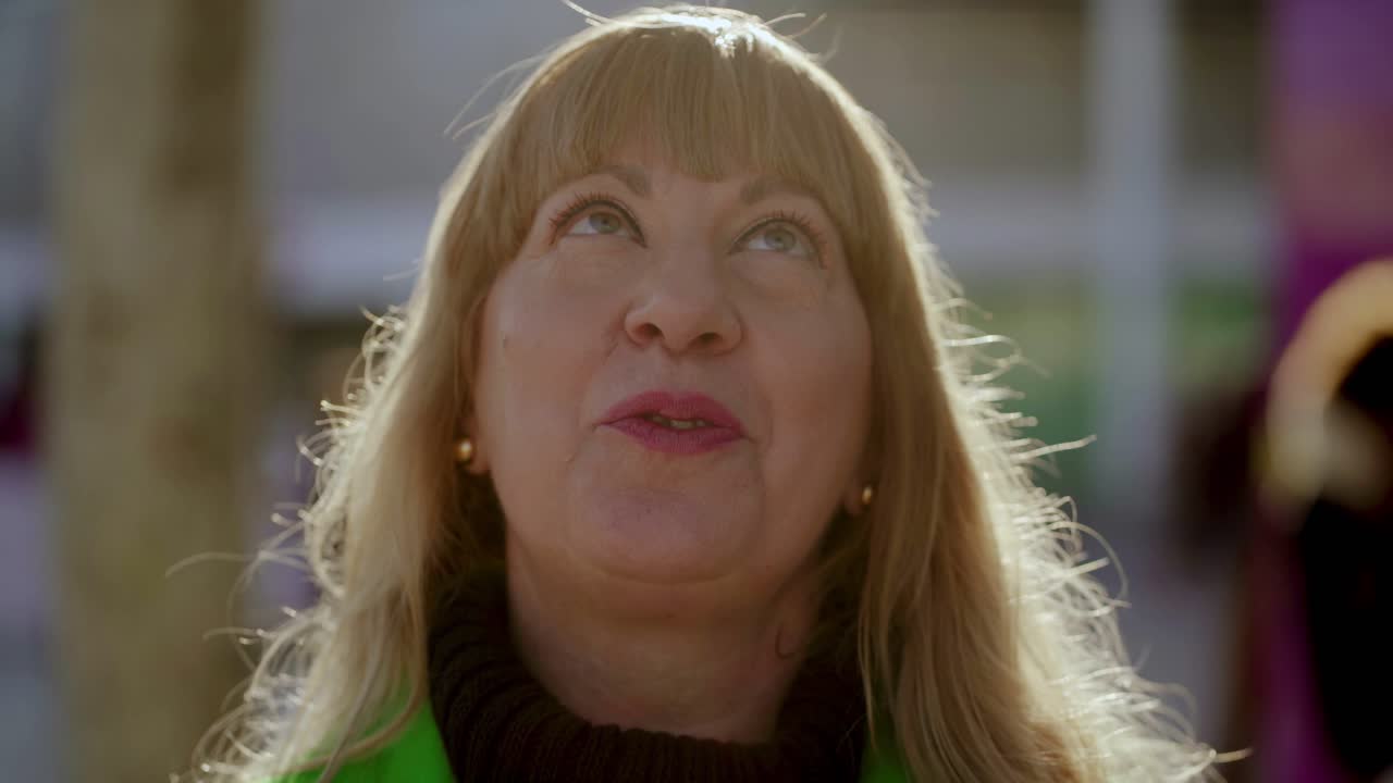 Donna matura felice che parla e saluta la telecamera
