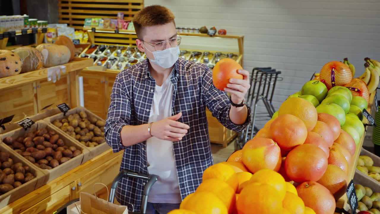 슈퍼마켓 에서 과일 을 구입 하는 사람