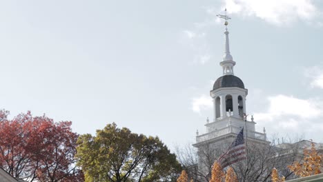 día ventoso en el salón de la independencia y la campana de la libertad - filadelfia, pa