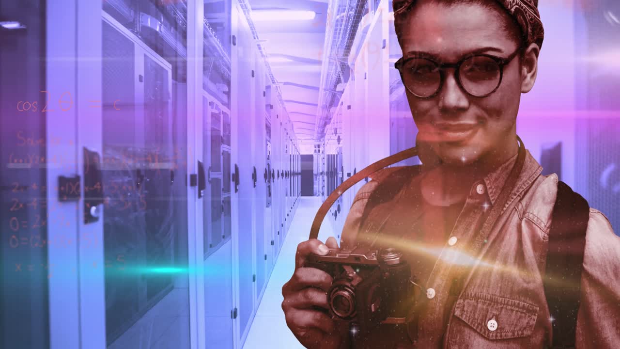 ecuaciones matemáticas sobre el retrato de una mujer con una cámara.