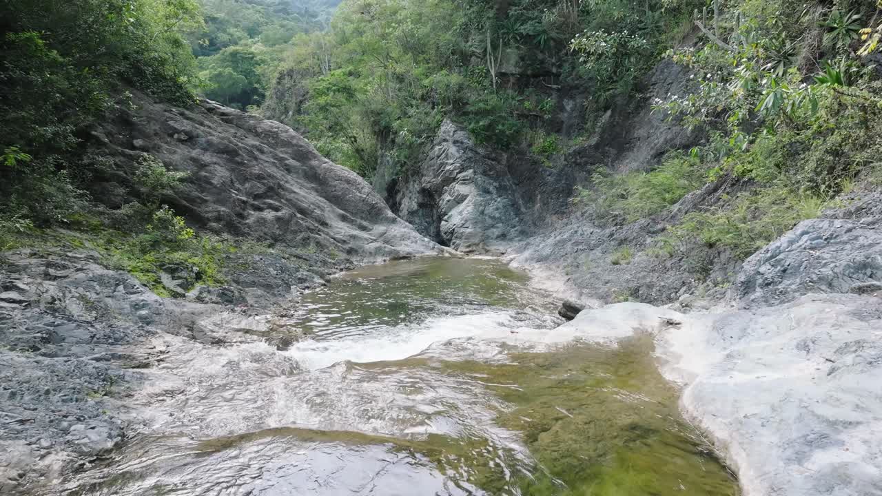 agua que fluye en el desfiladero del río en las yayitas, beni en la república dominicana