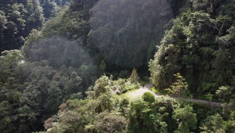 los ciclistas descienden por un escarpado camino estrecho de tierra en las escarpadas montañas bolivianas.