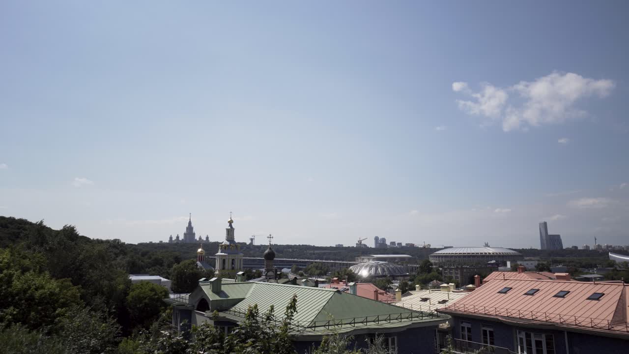 교회와 건물과 함께 모스크바의 도시 풍경