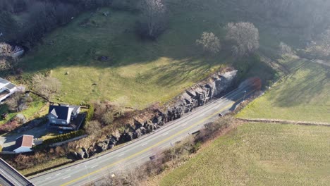 Mastrafjord-Unterseetunnel-–-Vogelperspektive-Von-Oben-Nach-Unten,-Die-Autos-Zeigt,-Die-In-Den-Tunnel-Fahren-–-Norwegische-E39-Straße,-Die-Unter-Dem-Meer-Verläuft