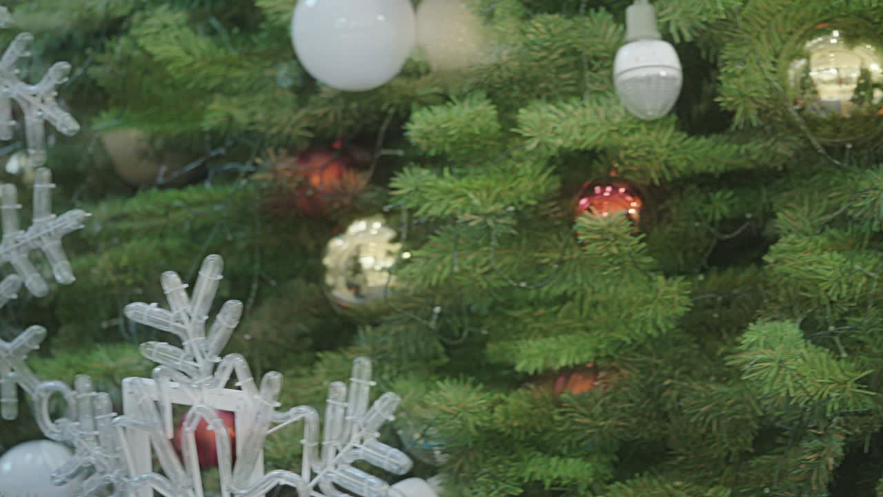 luces de navidad desenfocadas fondo y imagen borrosa de guirnalda de oro led luces coloridas.