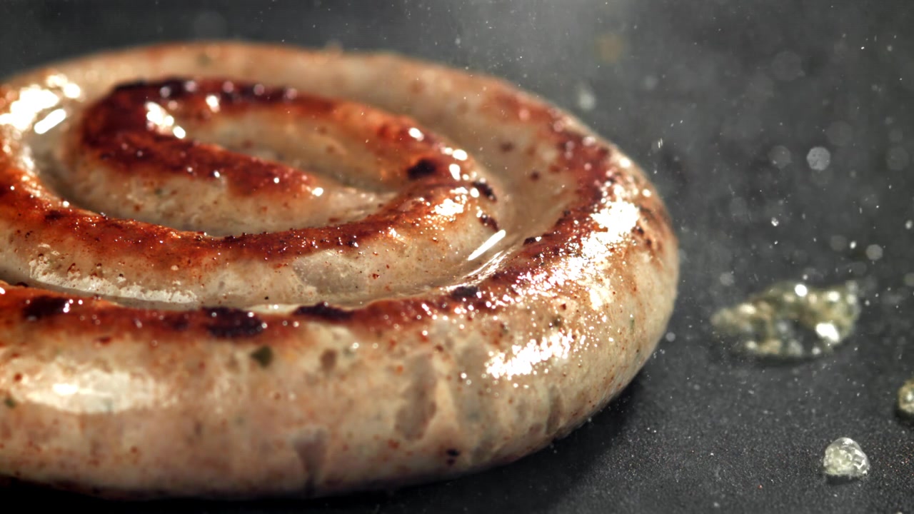 Deliziosa Salsiccia a Spirale Sfrigolante nell'Olio Caldo in Padella