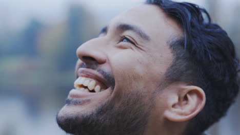 Senderismo,-Rostro-Y-Sonrisa-Con-Un-Hombre-Respirando.