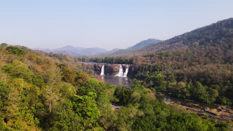 Volando-Hacia-Las-Cataratas-De-Agua-Athirappilly-Con-Densas-Vegetaciones-En-Chalakudy-Taluk-Del-Distrito-De-Thrissur-En-Kerala,-India