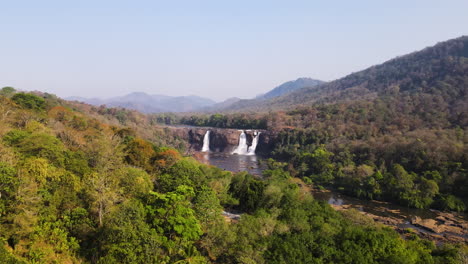 volando hacia athirappilly cascadas de agua con densa vegetación en el taluk de chalakudy del distrito de thrissur en kerala, india