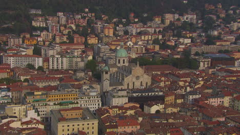 toma aérea de acercamiento de la catedral de santa maria assunta