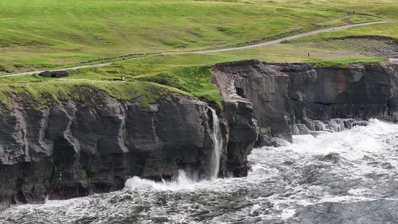 imagen aérea cinematográfica de una cascada en el mar