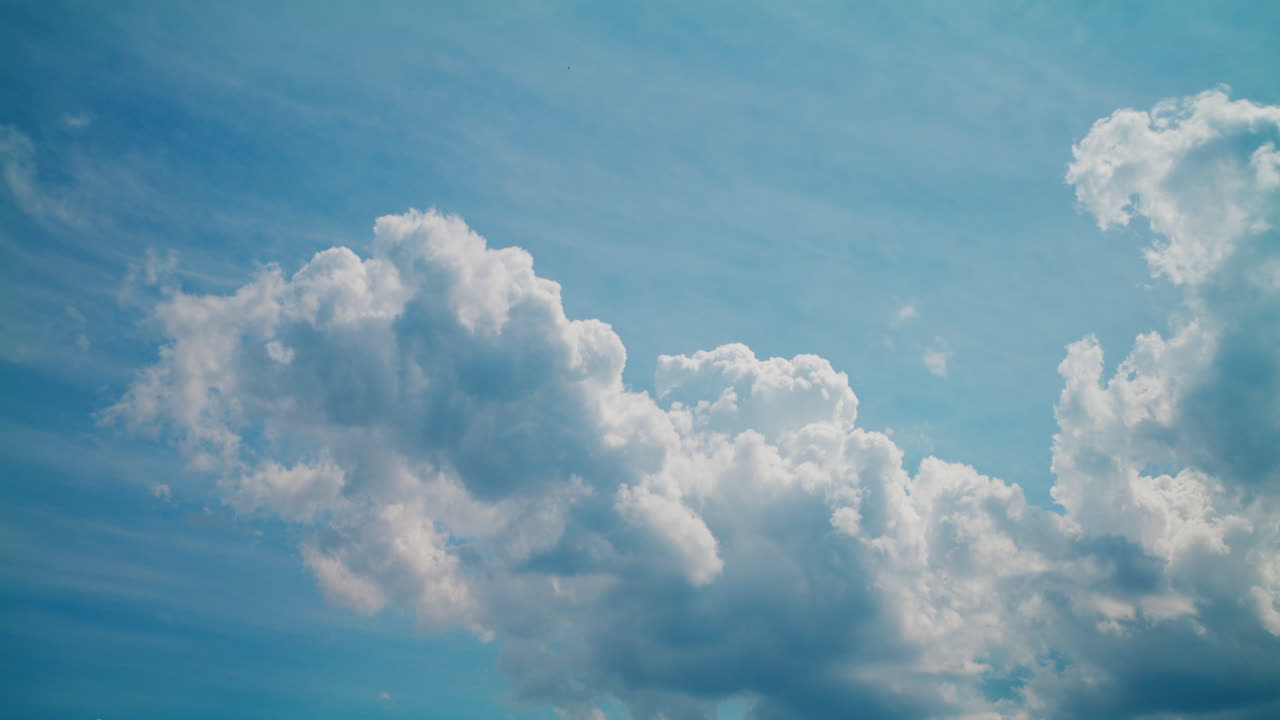 하 구름과 함께 파란 하늘