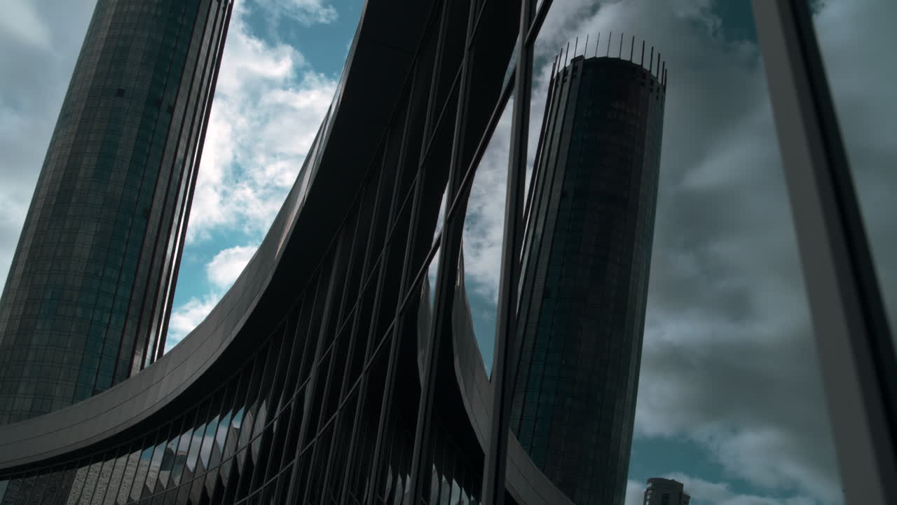 현대 건축물과 반사된 마천루