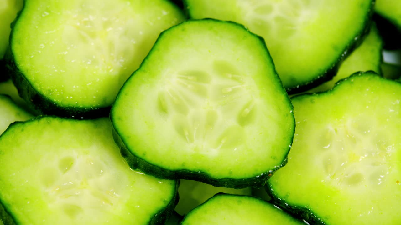 산 위에 쌓인 초록색 호박의 조각으로 개진 호박은 신선한 호박의 원을 음식 배경으로 회전시니다.