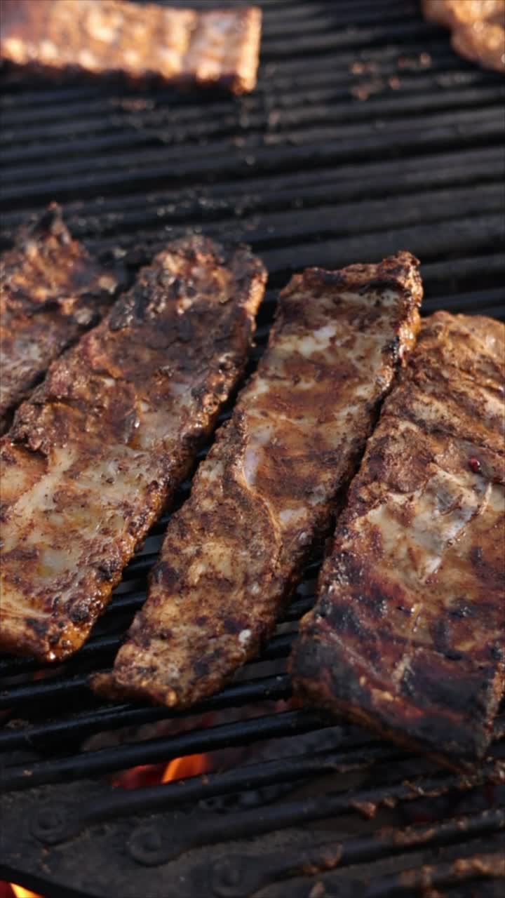 costillas a la parrilla en una parrilla