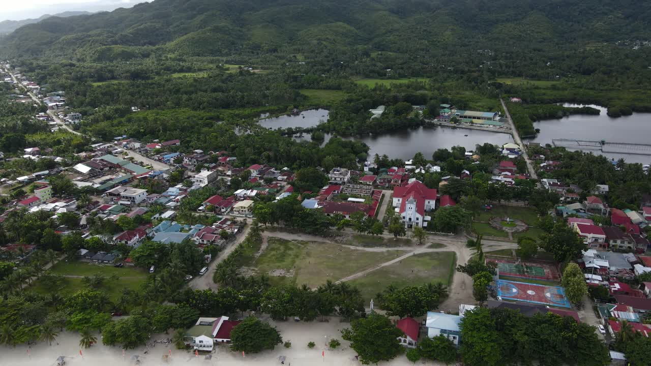 drones aéreos vuelan sobre el valle de andah, filipinas. pequeña ciudad alrededor del valle de la jungla verde.