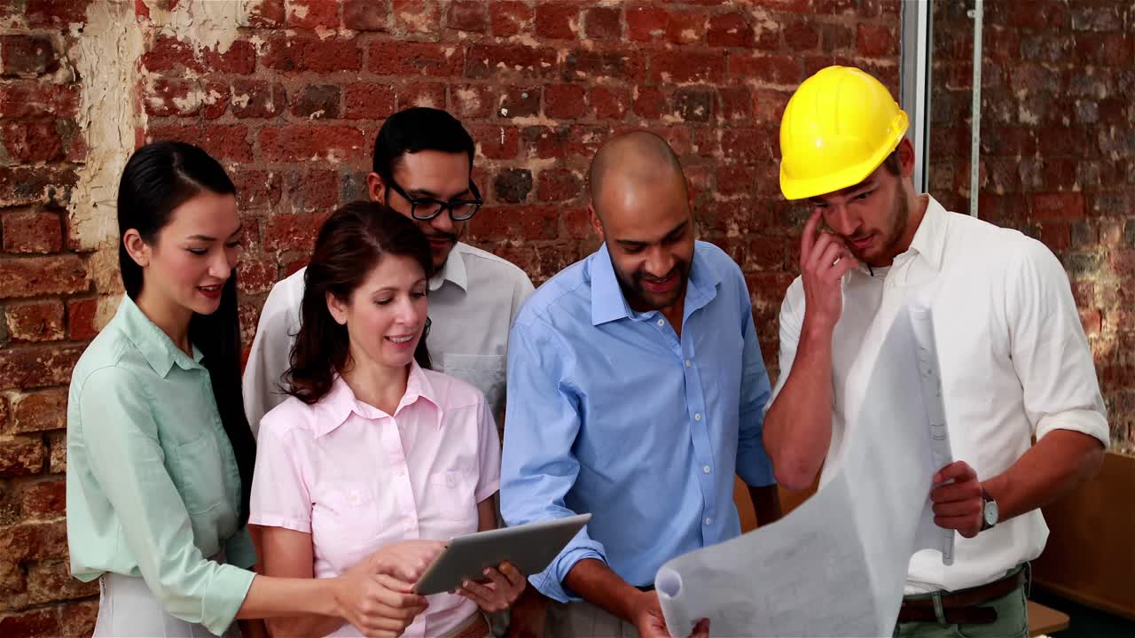 equipo de arquitectos revisando los planos