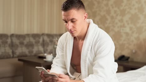 chico está pagando con tarjeta en internet