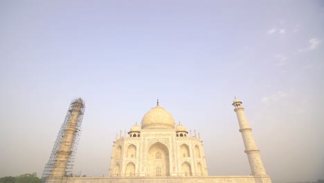 panning down to taj mahal