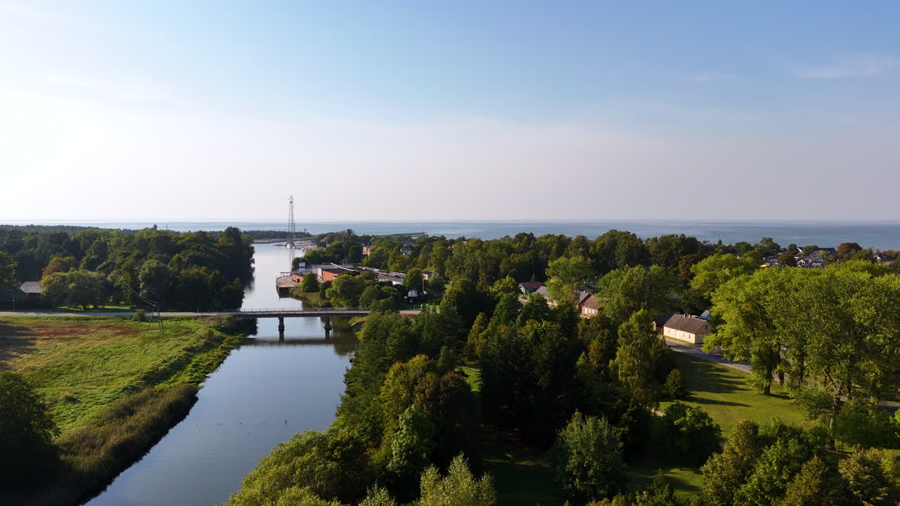 사카 강에서 발트해를 드러내는 공중 사진, 파빌로스타, 라트비아