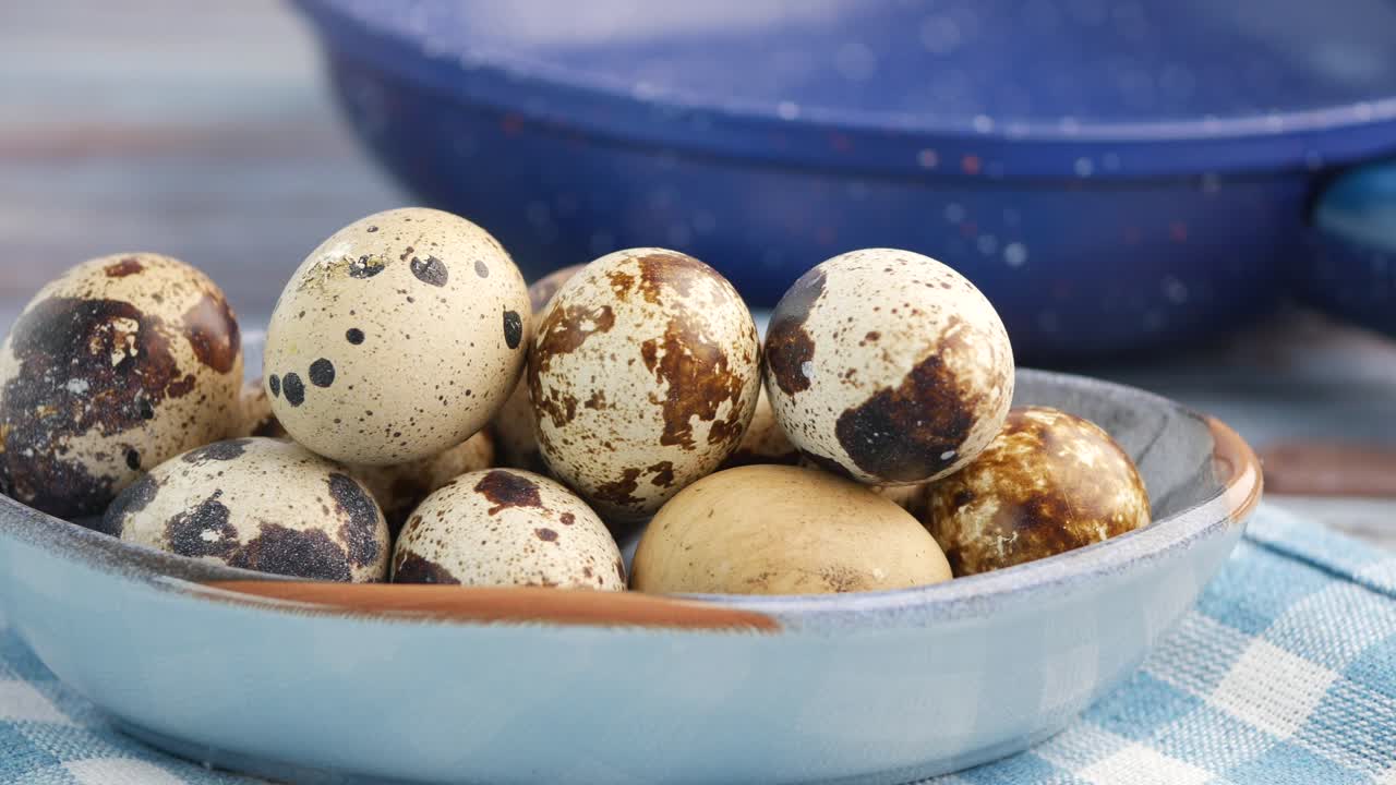 Huevos de codorniz en un cuenco