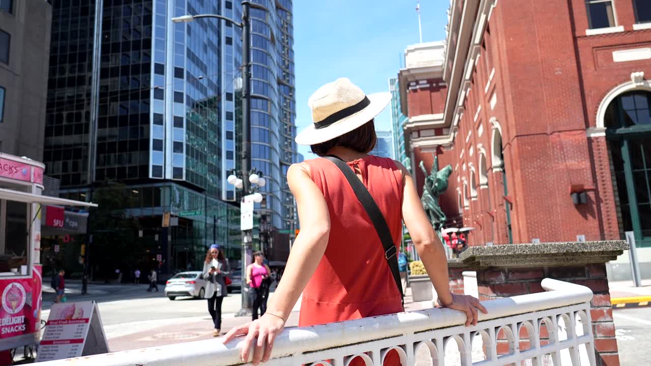 帽子をかぶった女性のいる街の風景