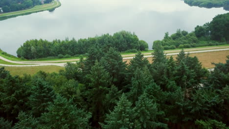 Thülsfelder-See-Bei-Thülsfelder-Staumauer-Mit-Wald-Gefilmt-Von-Fahrender-Drohne-4k