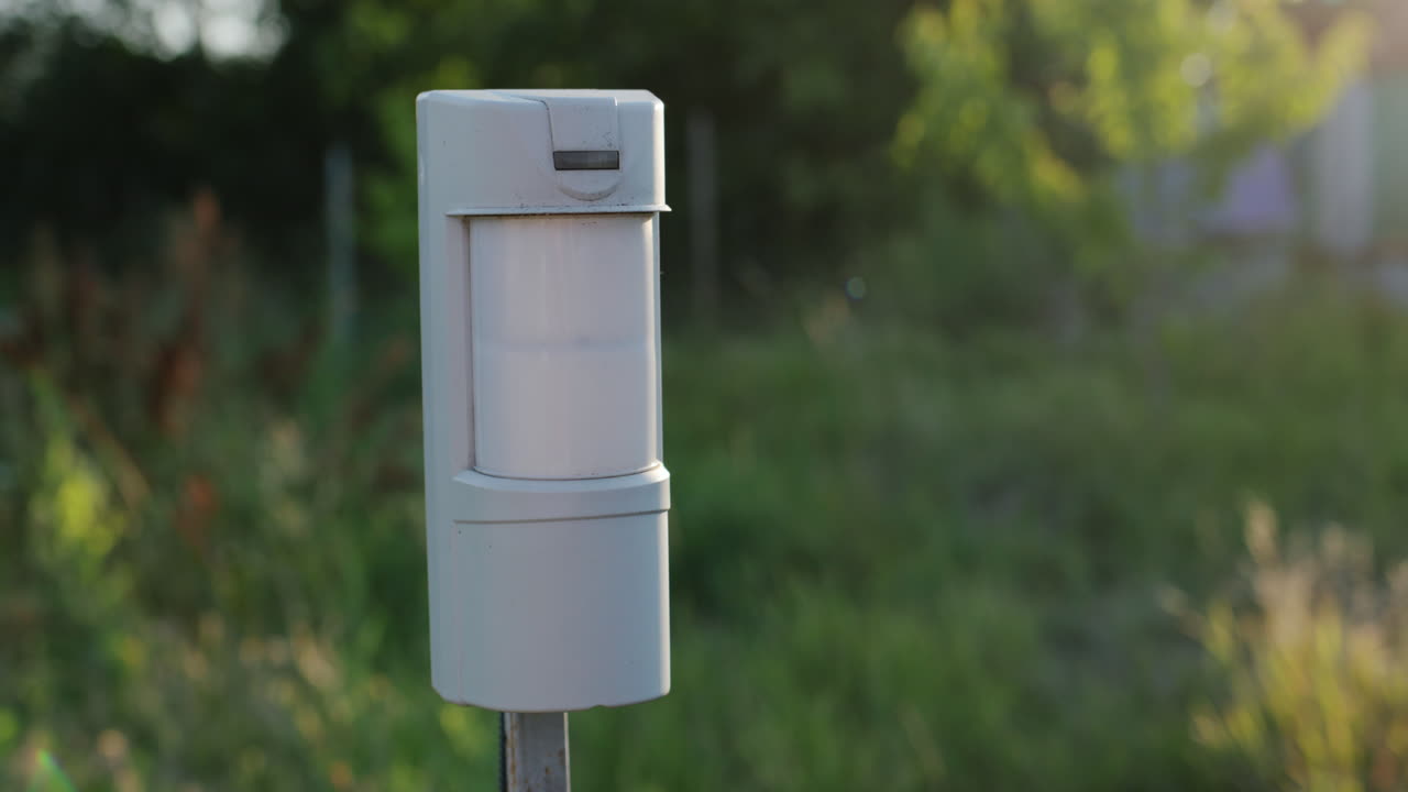 sensor de movimiento callejero instalado en el campo