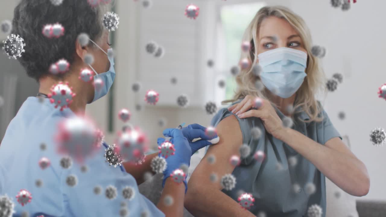 animación de células de covid-19 sobre una mujer que recibe la vacunación usando una máscara facial
