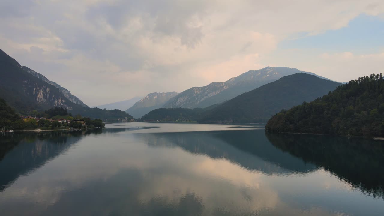 Heybetli dağlık arazi, huzurlu ve büyüleyici güzel Ledro Gölü'nü dikkatle gözetliyor.