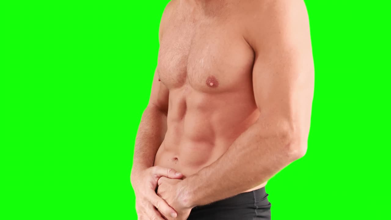 hombre musculoso flexionando sus músculos