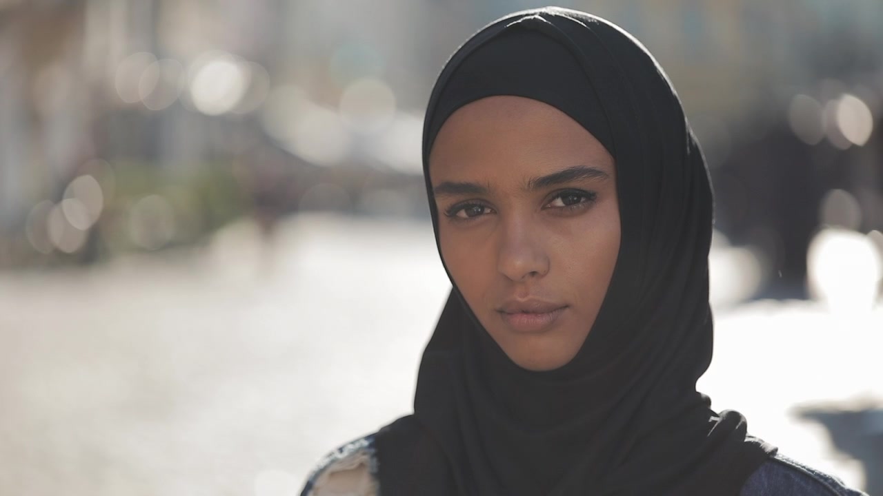 Portræt af en ung kvinde iført en sort hijab