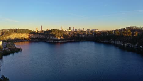 Vista-Aérea-Panorámica-Del-Parque-Westside-Embalse-Con-Vistas-Al-Horizonte-De-Atlanta-Al-Amanecer,-Georgia,-Estados-Unidos