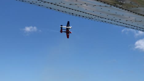 avión realizando acrobacias de barril